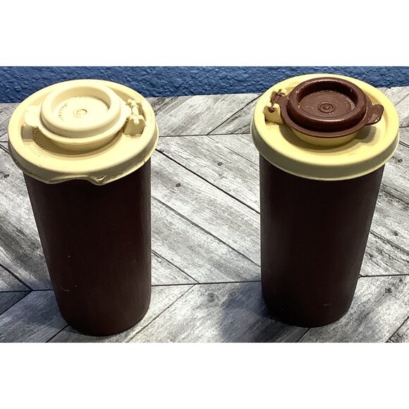 Vintage Tupperware Salt Pepper Shakers #1329 Flip Lids Brown Beige 4.5" Tall - Picture 6 of 7
